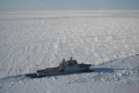 KV Svalbard i isødet.