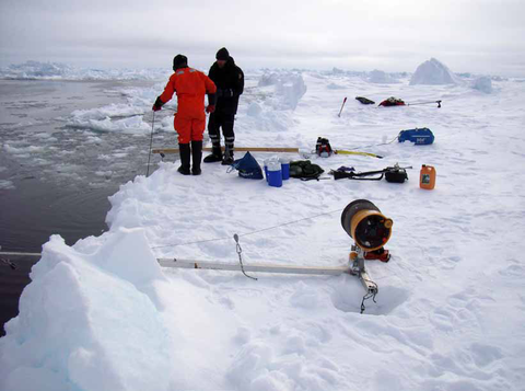 VANNPRØVER. Øst-Grønlandsstrømmen er for det meste dekket av havis. For å spare tid og for å nå inn til områder der ingen norske forskningsskip kan nå, brukes helikopter og bærbart prøvetakingsutstyr. 