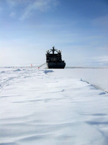 KV Svalbard parkert ved en av stasjonene i isen der man lå fortøyd for prøvetaking.