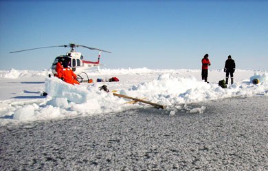 Forskerne bruker blant annet helikopter for å undersøke isen og havet langs kysten av Grønland.