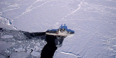 KV Svalbard i isen.