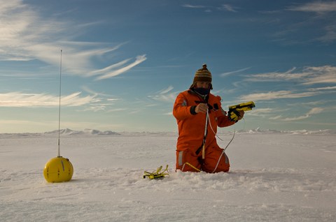 ISTYKKELSE: Forskerne måler istykkelsen i Arktis. Isen blir stadig tynnere, og flerårsisen er på kraftig retrett.
